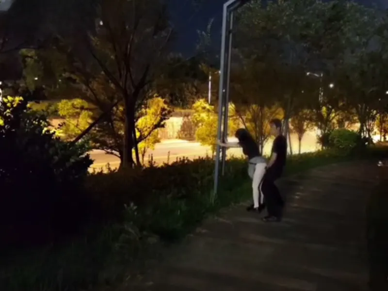 đôi nam nữ dâm dục hết phần khi rủ nhau doggy public ngoài chung cư